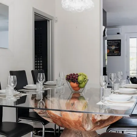 K10 Luxury House, Pool, Jacuzzi, Gym, Private Garden * Lipomo
