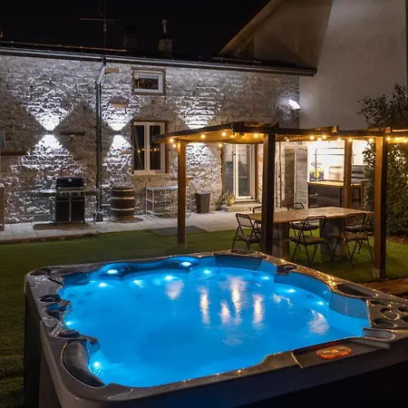 Villa K10 Luxury Villa, Pool, Private Spa, Gym & Garden, Lipomo