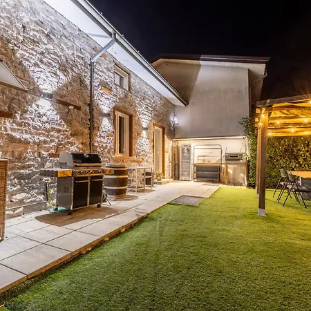 K10 Luxury House, Pool, Jacuzzi, Gym, Private Garden Lipomo