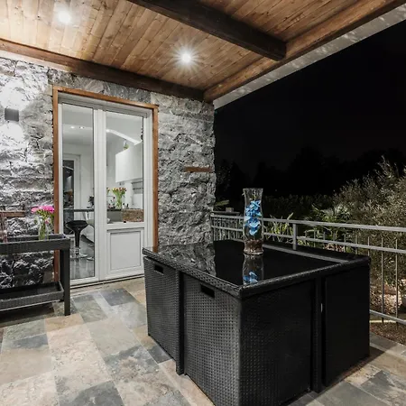 K10 Luxury House, Pool, Jacuzzi, Gym, Private Garden Villa Lipomo