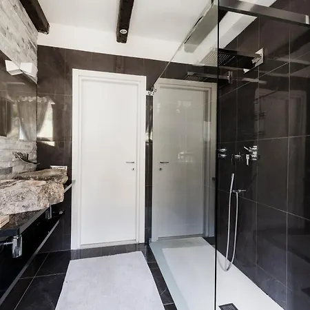 K10 Luxury House, Pool, Jacuzzi, Gym, Private Garden Villa Lipomo