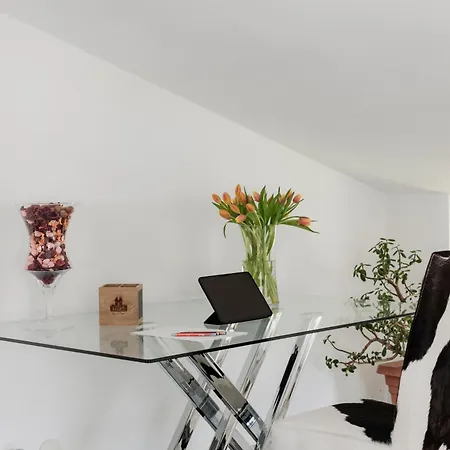 K10 Luxury House, Pool, Jacuzzi, Gym, Sauna, Private Garden * Lipomo