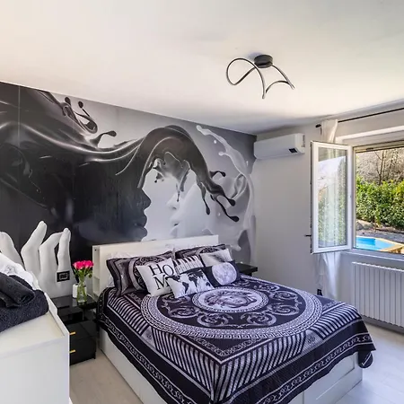 K10 Luxury House, Pool, Jacuzzi, Gym, Private Garden Lipomo
