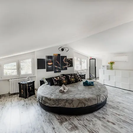 K10 Luxury House, Pool, Jacuzzi, Gym, Sauna, Private Garden * Lipomo