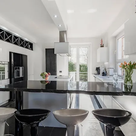 K10 Luxury House, Pool, Jacuzzi, Gym, Sauna, Private Garden וילה