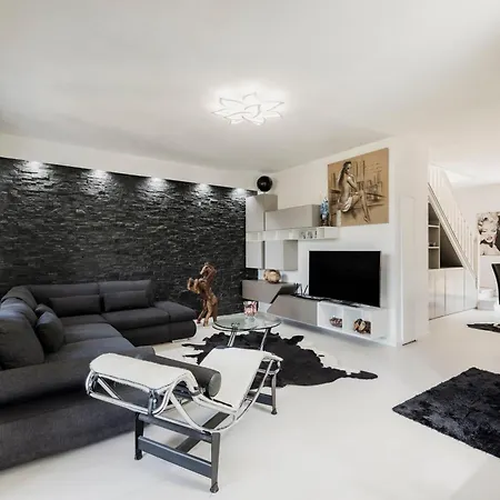 K10 Luxury House, Pool, Jacuzzi, Gym, Private Garden Villa *