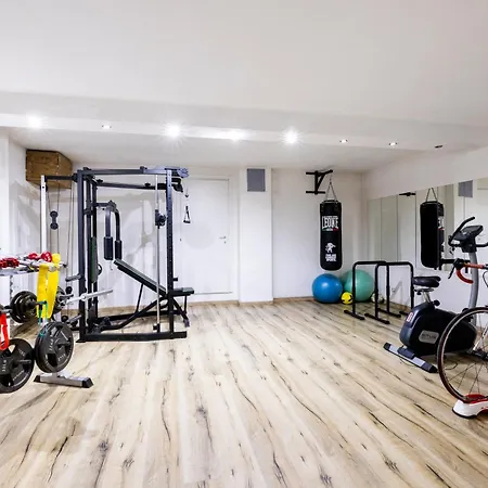 K10 Luxury House, Pool, Jacuzzi, Gym, Private Garden Villa Lipomo