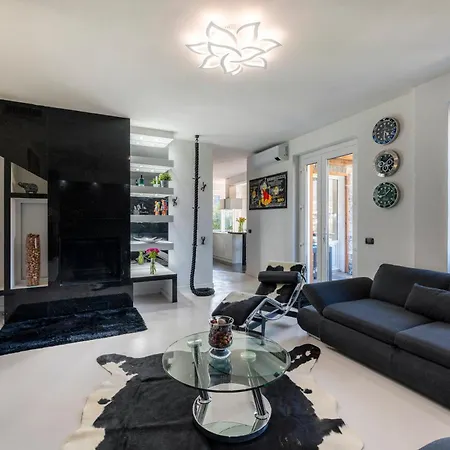 K10 Luxury House, Pool, Jacuzzi, Gym, Sauna, Private Garden וילה Lipomo