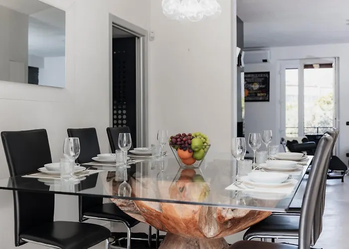 K10 Luxury House, Pool, Jacuzzi, Gym, Sauna, Private Garden * Lipomo