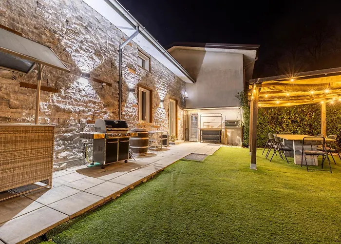 K10 Luxury House, Pool, Jacuzzi, Gym, Sauna, Private Garden Lipomo