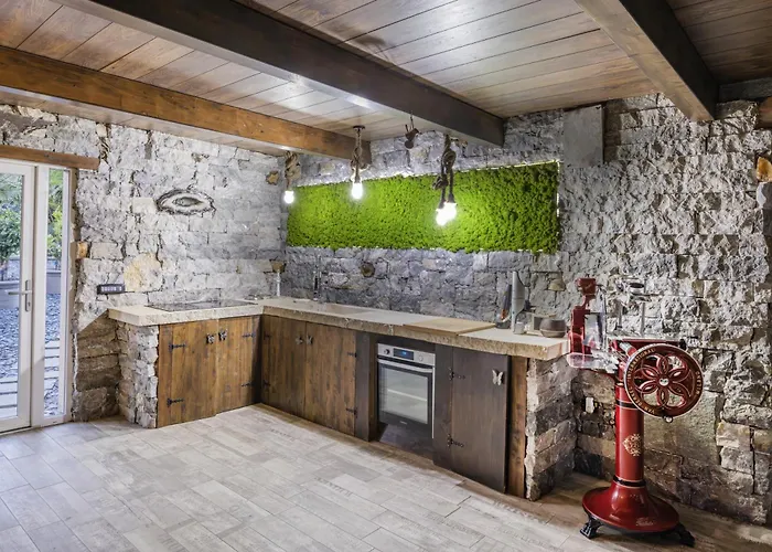 K10 Luxury House, Pool, Jacuzzi, Gym, Sauna, Private Garden Villa *