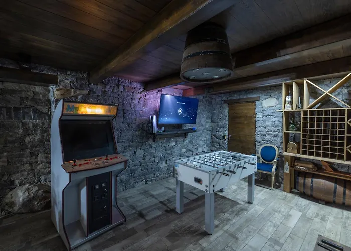 Villa K10 Luxury House, Pool, Jacuzzi, Gym, Sauna, Private Garden *