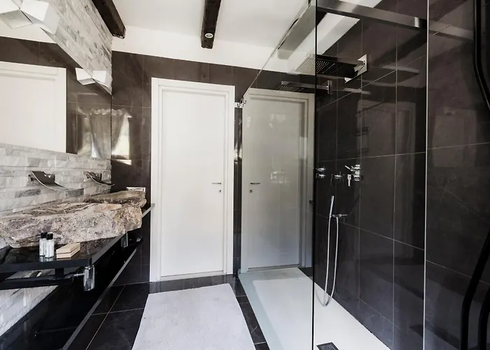 K10 Luxury House, Pool, Jacuzzi, Gym, Sauna, Private Garden Villa Lipomo