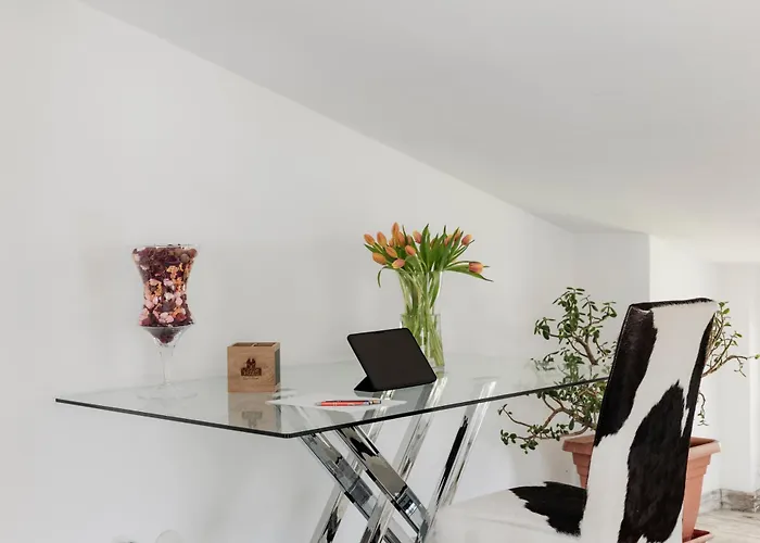 K10 Luxury House, Pool, Jacuzzi, Gym, Sauna, Private Garden * Lipomo