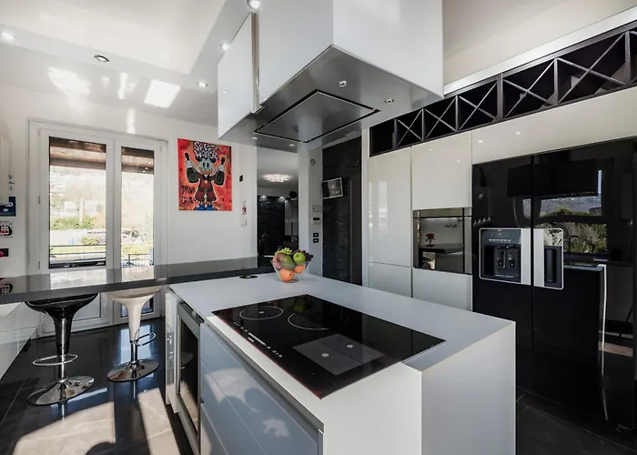 Villa K10 Luxury House, Pool, Jacuzzi, Gym, Sauna, Private Garden Lipomo