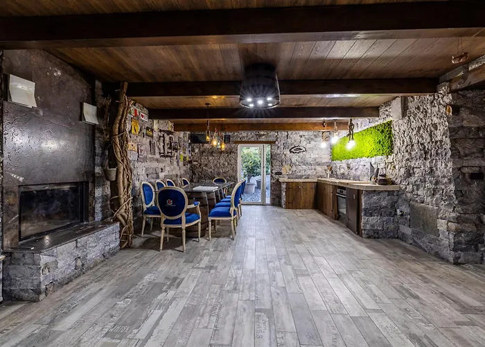 K10 Luxury House, Pool, Jacuzzi, Gym, Sauna, Private Garden