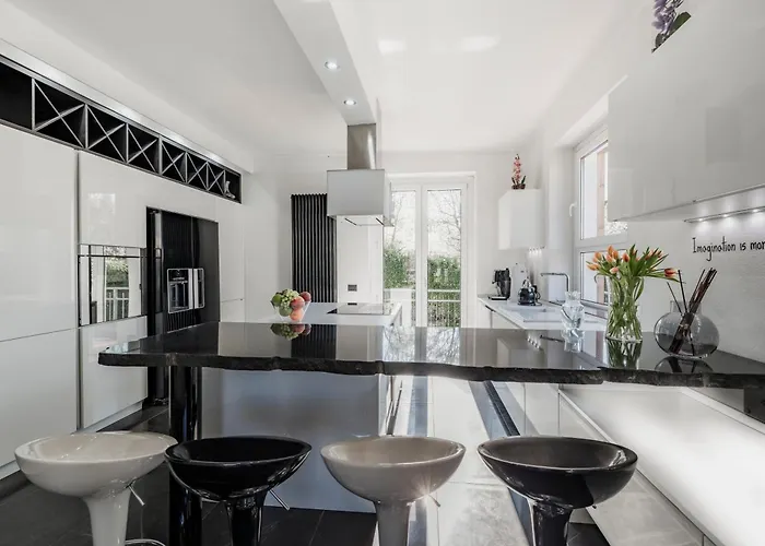 K10 Luxury House, Pool, Jacuzzi, Gym, Sauna, Private Garden Villa