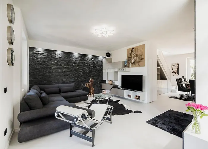 K10 Luxury House, Pool, Jacuzzi, Gym, Sauna, Private Garden Villa *