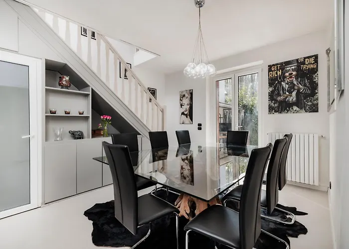 Villa K10 Luxury House, Pool, Jacuzzi, Gym, Sauna, Private Garden *