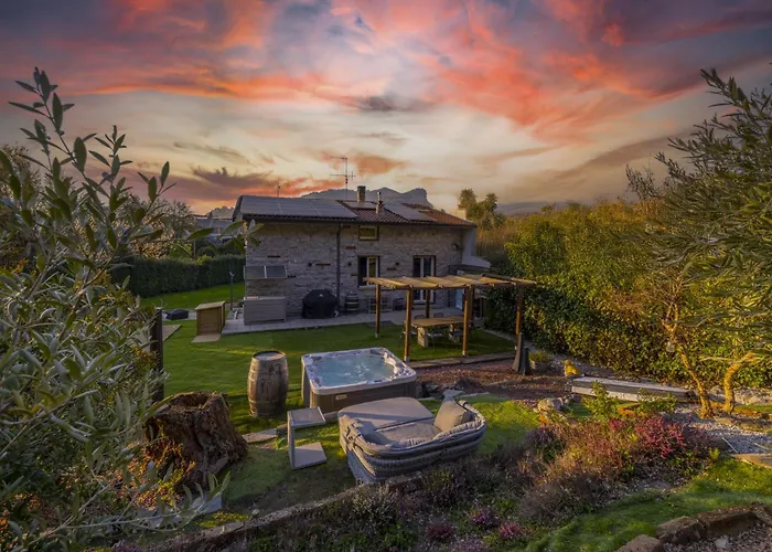 K10 Luxury House, Pool, Jacuzzi, Gym, Sauna, Private Garden * Lipomo