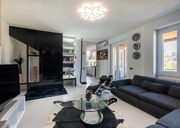 K10 Luxury House, Pool, Jacuzzi, Gym, Sauna, Private Garden Villa Lipomo