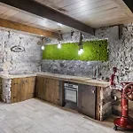 K10 Luxury House, Pool, Jacuzzi, Gym, Sauna, Private Garden Villa *