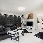 K10 Luxury House, Pool, Jacuzzi, Gym, Sauna, Private Garden Villa *
