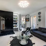 K10 Luxury House, Pool, Jacuzzi, Gym, Sauna, Private Garden Villa Lipomo