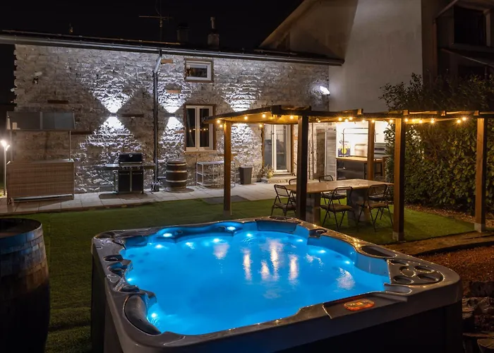 빌라 K10 Luxury House, Pool, Jacuzzi, Gym, Sauna, Private Garden Lipomo