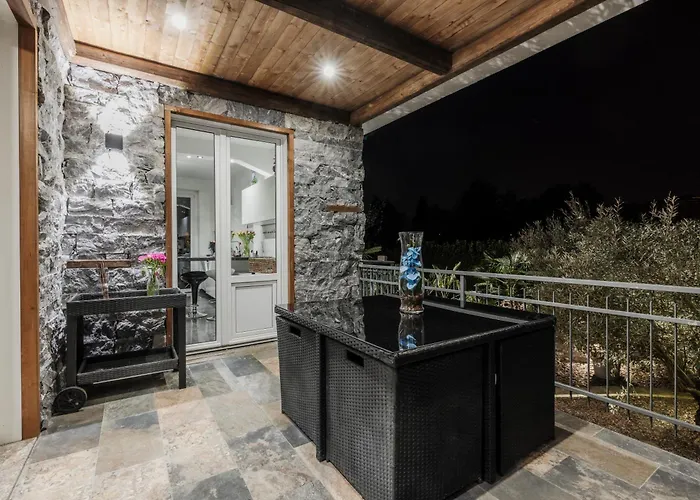 K10 Luxury House, Pool, Jacuzzi, Gym, Sauna, Private Garden 빌라 Lipomo